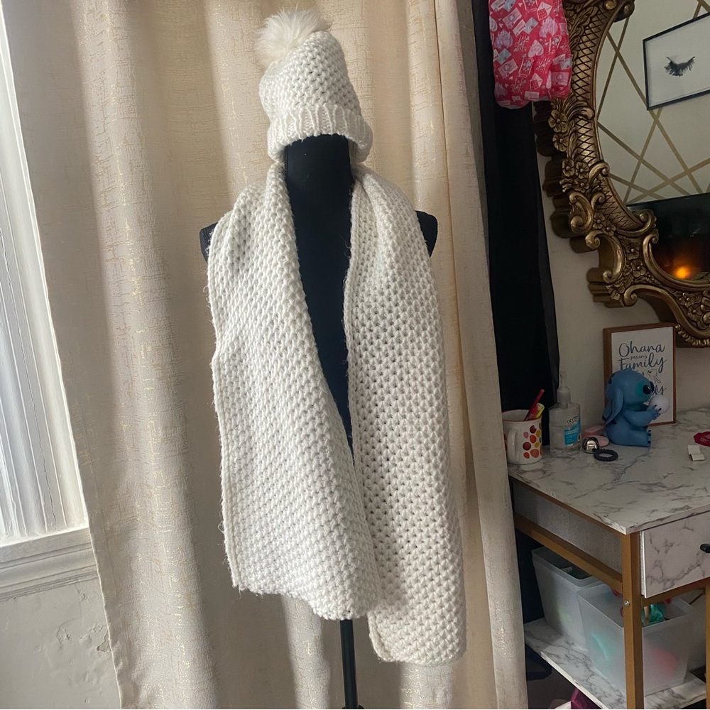 Women’s Jessica Simpson hat and scarf set!